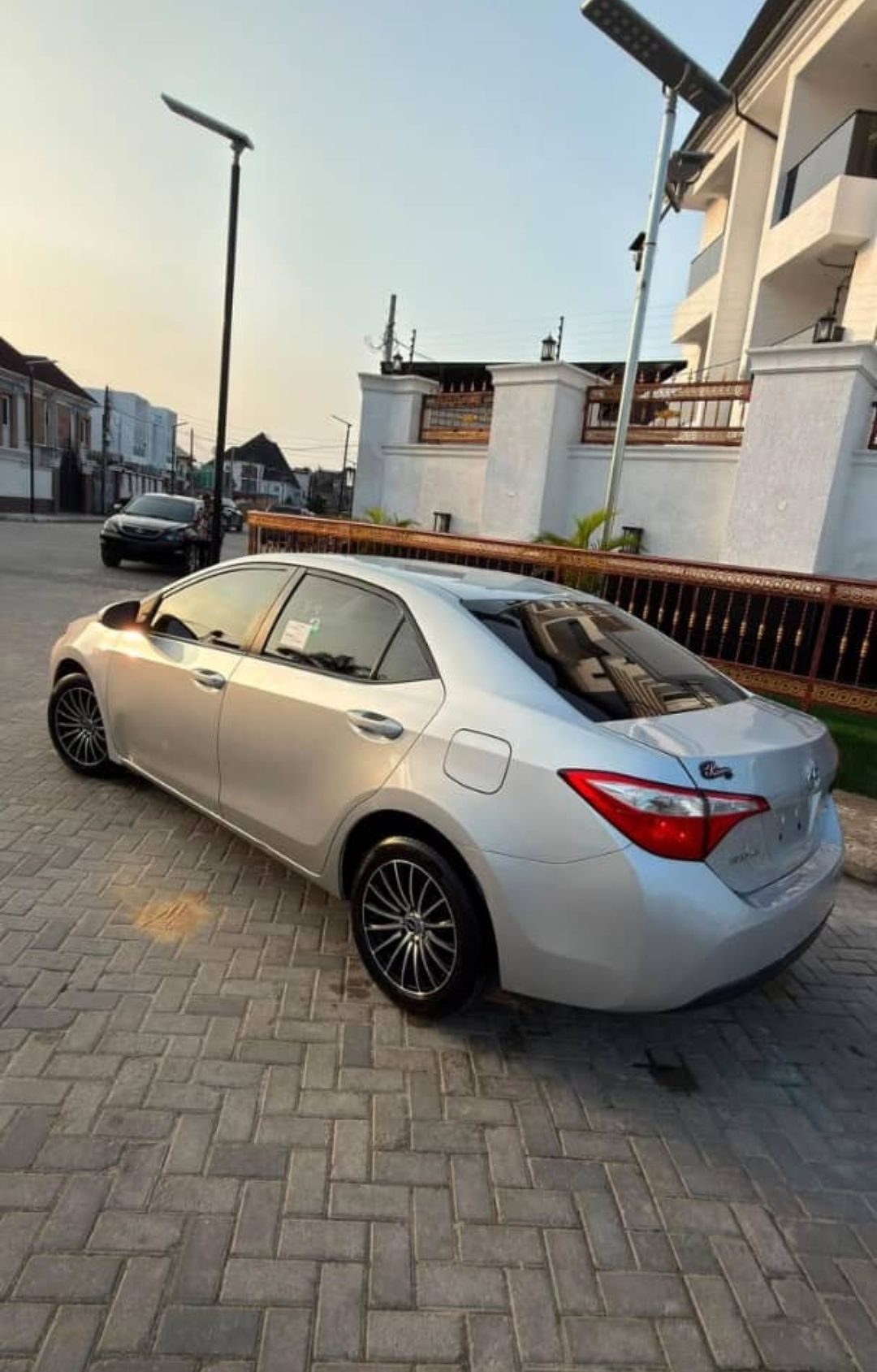 2016 Toyota Corolla LE — photo 2