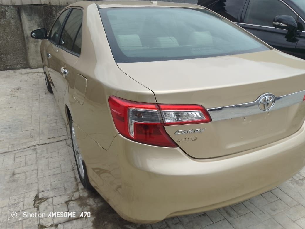 2014 Toyota Camry — photo 2