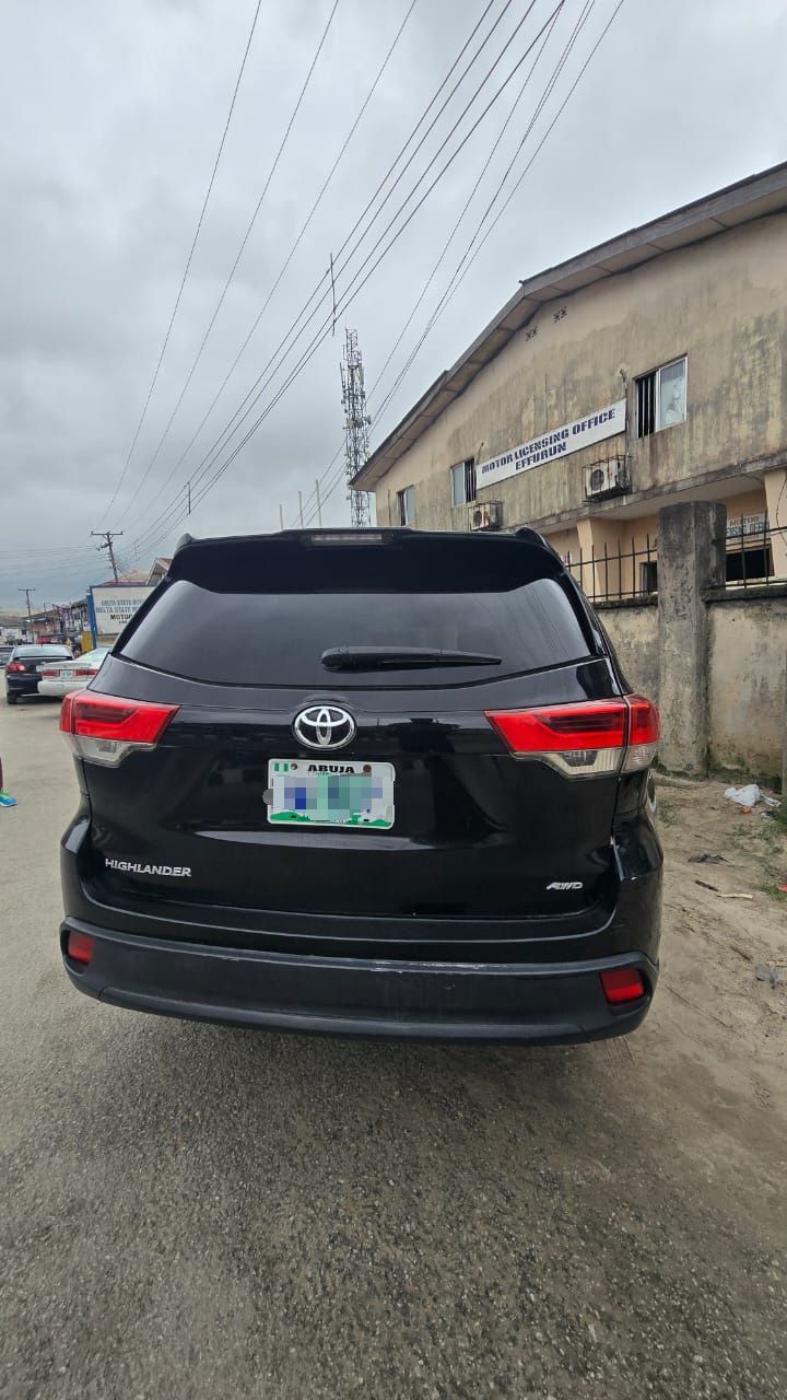 2017 Toyota Highlander — photo 8