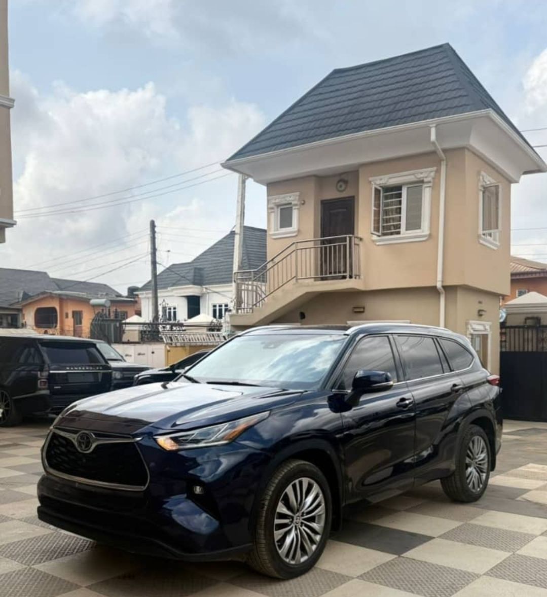 2021 Toyota Highlander (Premium) — photo 2