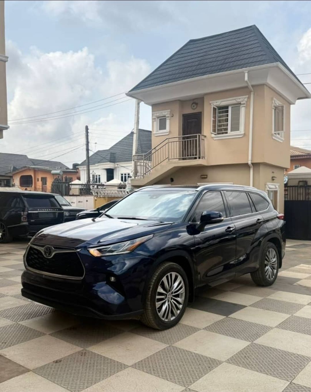 2021 Toyota Highlander (Premium) — photo 1