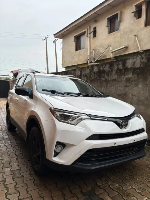 2016 Toyota RAV4 ( Sport Utility )