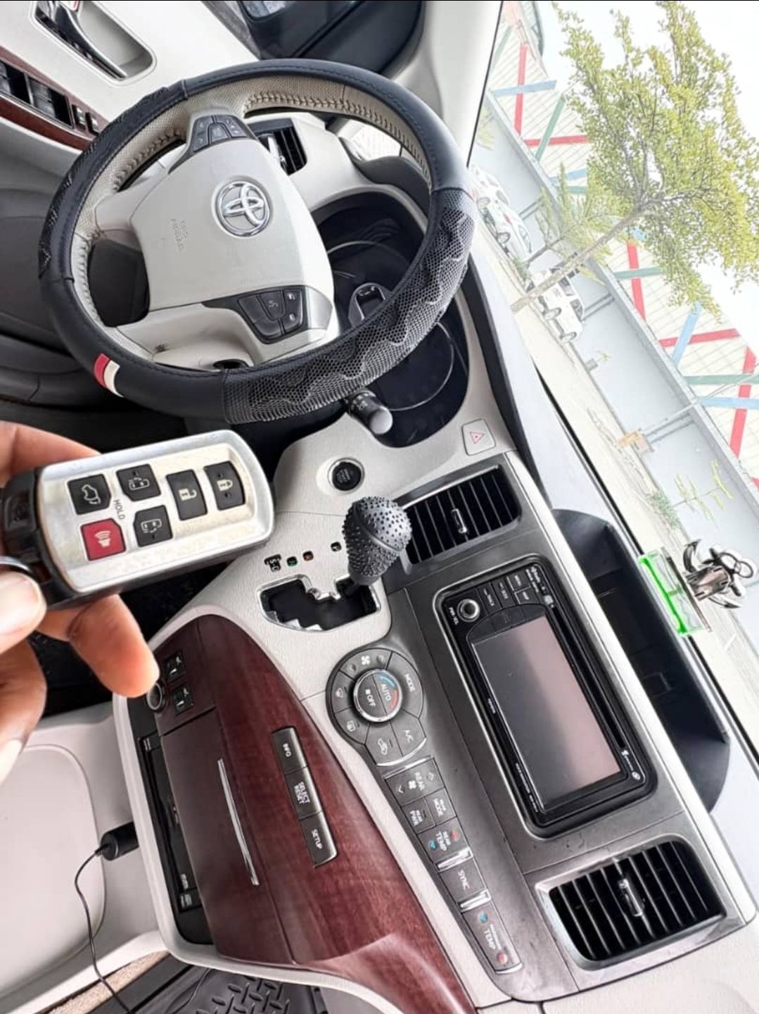 2013 Toyota Seinna — photo 2
