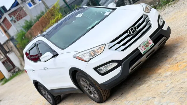 2014 Hyundai santa fe fairly used very clean —very brand new.